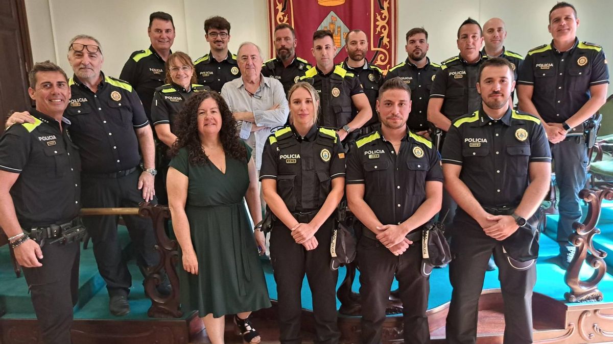 Alguns dels nous agents que s'han incorporat a la plantilla de la Policia Local de Palamós, acompanyats d’altres membres i comandaments del cos, així com del regidor de Seguretat i Mobilitat i la primera tinenta d'alcalde, en l’acte de presa de possessió d’aquests nous policies.