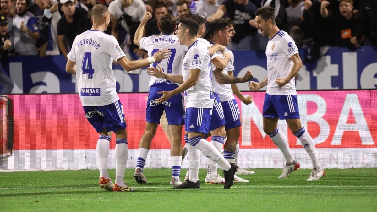 Nano Mesa celebra el gol contra el Mirandés con sus compañeros.