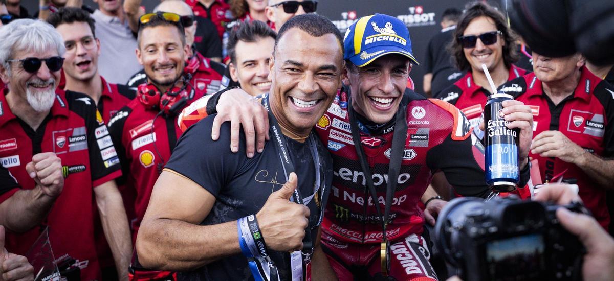 Marc Márquez celebra con Cafú, bicampeón del mundo con Brasil en 1994 y 2002, su victoria de ayer en Goiania.