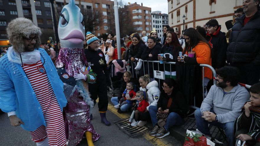 &quot;Una gaviota se la llevó volando&quot;: así murió la sardina del Antroxu de Gijón