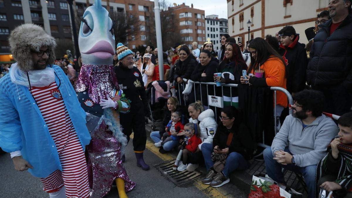 &quot;Turbu&quot;, arropada por Mateo Sat y a Alisio Parrochu, ayer, durante el desfile.