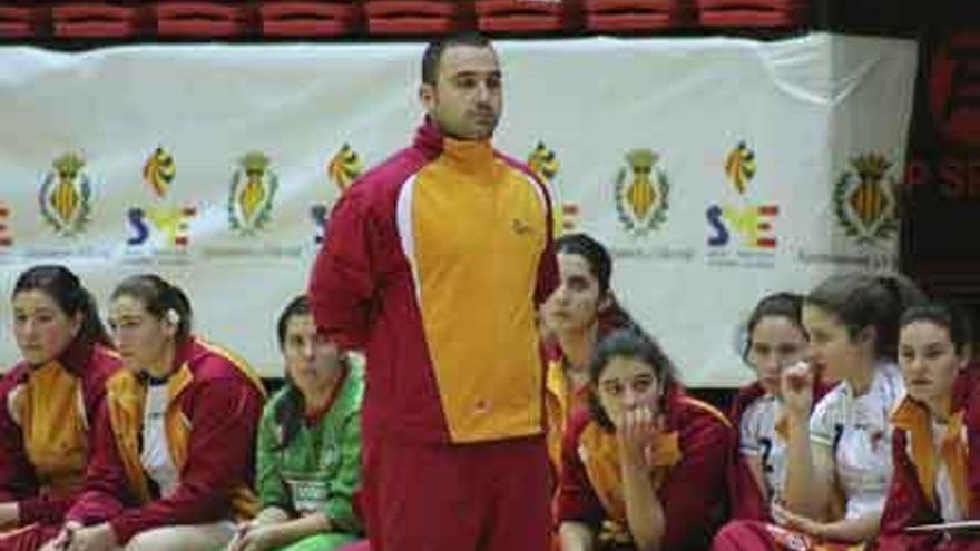 Leo Álvarez, técnico de la selección juvenil femenina, observa las evoluciones de su equipo.