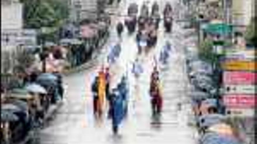 El desfile de rondallas reunió a una multitud de personas, ayer, en las calles de Gondomar. / rafa estévez