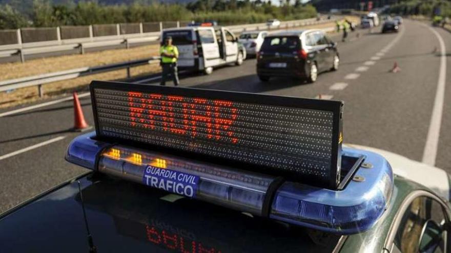 Un vehículo de la Guardia Civil avisa de un control. // Brais Lorenzo