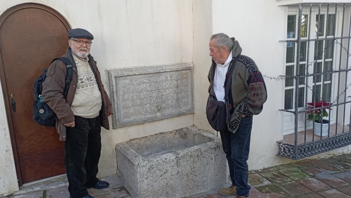 José Antonio Barberá y José Enrique Martínez de la Ossa, ante la fuente con inscripción árabe del Castillo de San Antón, en enero.