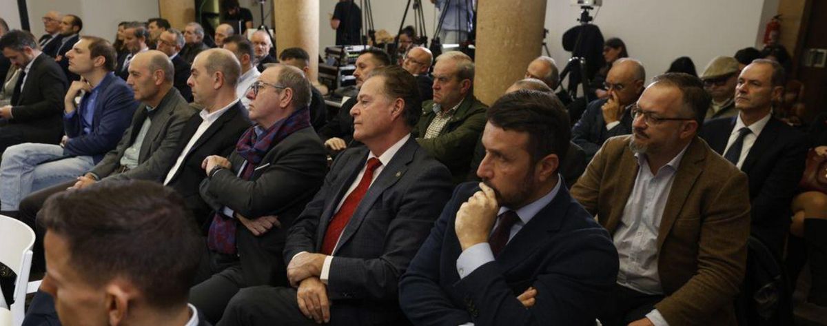 Por la izquierda, José Antonio Sebastián y Adrián Barbón. | Luisma Murias