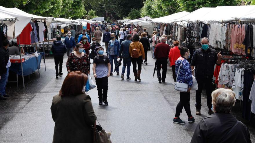 El mercado semanal de Sama, en el parque Dorado. | Juan Plaza