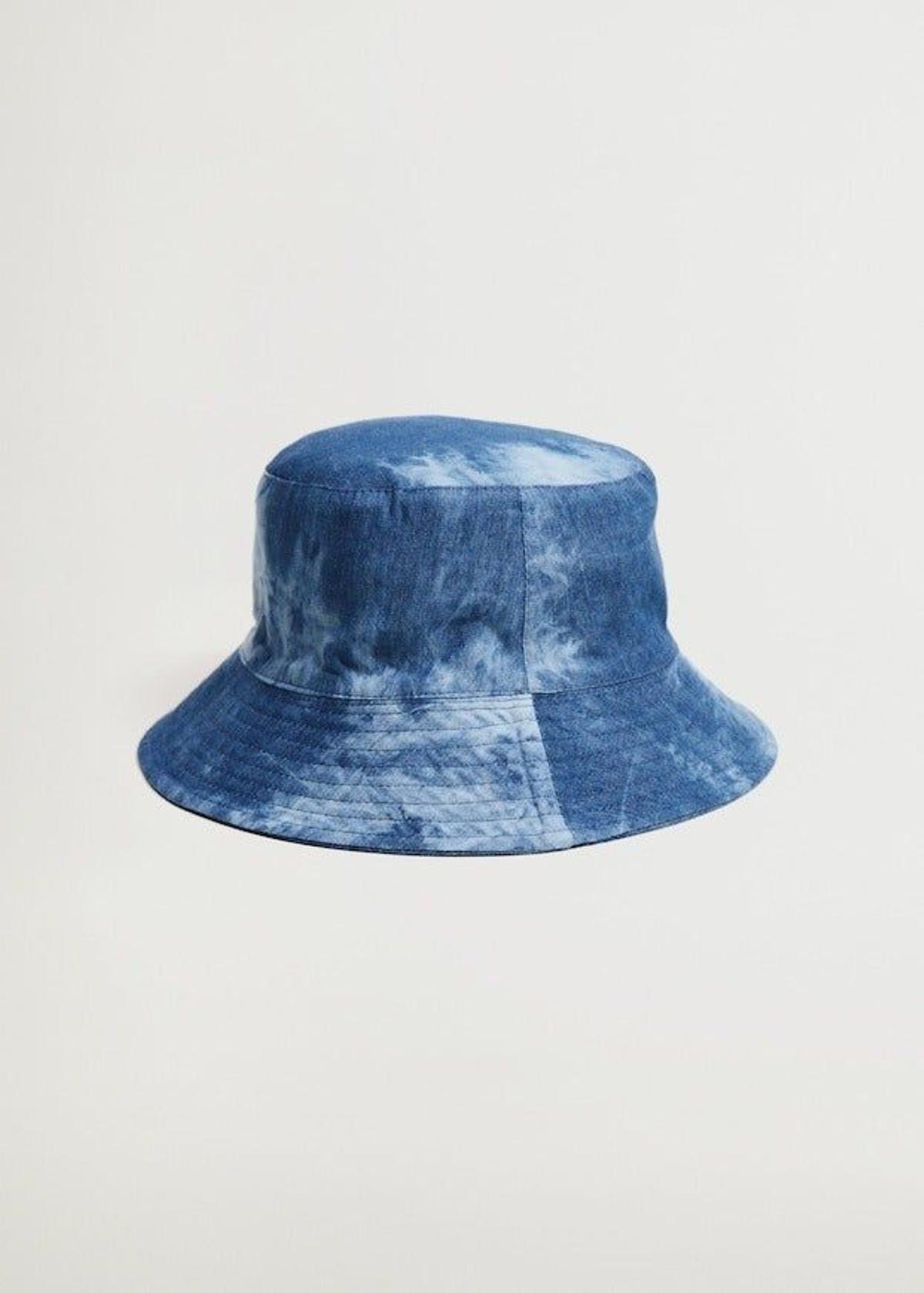 Gorro bucket denim tie-dye, de Mango (15,99 euros)