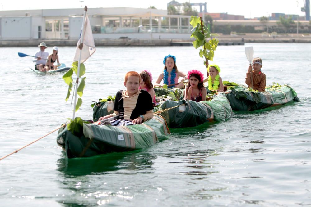 Regata de barcos locos en La Marina de València