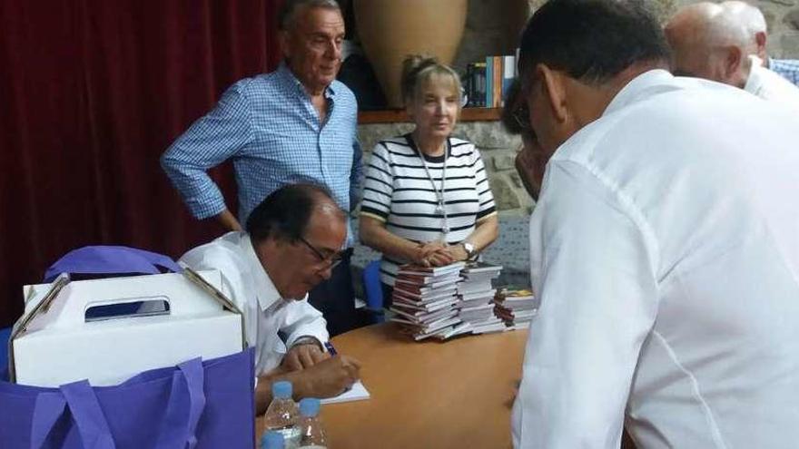 El escritor fermosellano José Luis Barreña firma ejemplares de su último libro en el salón de actos del Ayuntamiento del municipio.