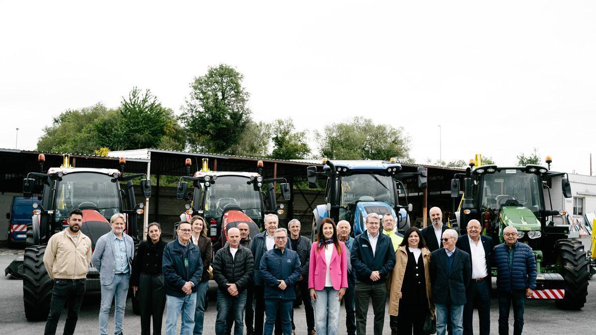 La entrega de los nuevos tractores se realizó en el parque de maquinaria de la Diputación.