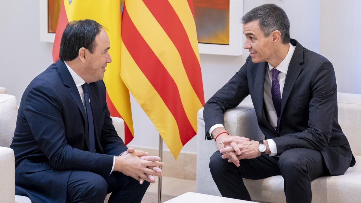 Pedro Sánchez y Pérez Llorca, durante una reunión en Moncloa en diciembre de 2025.