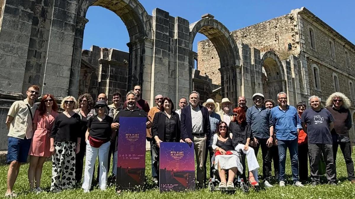 Alguns dels artistes i organitzadors del festival, al castell, durant la presentació.