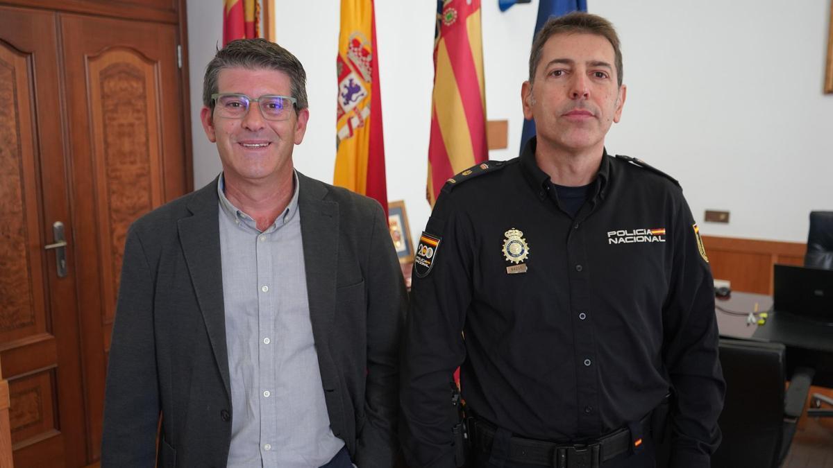 El alcalde de Ontinyent, junto al nuevo inspector jefe de la comisaría de Ontinyent.
