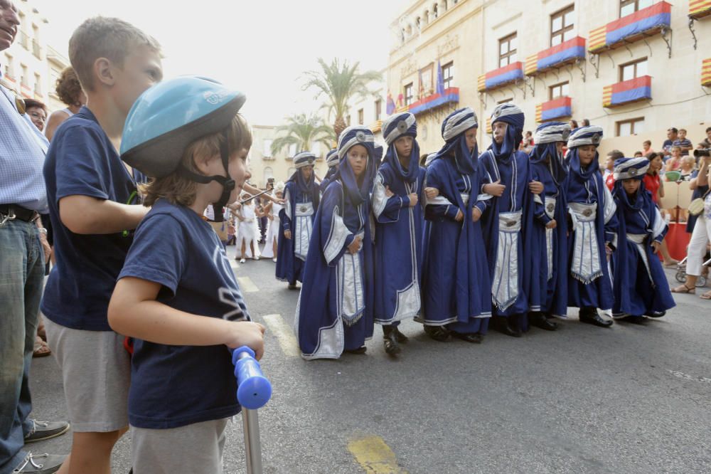 Los Moros y Cristianos reúnen a 350 niños en un desfile por las calles de Elche y la Gestora de Festejos Populares celebra una fiesta infantil en el Paseo de la Estación