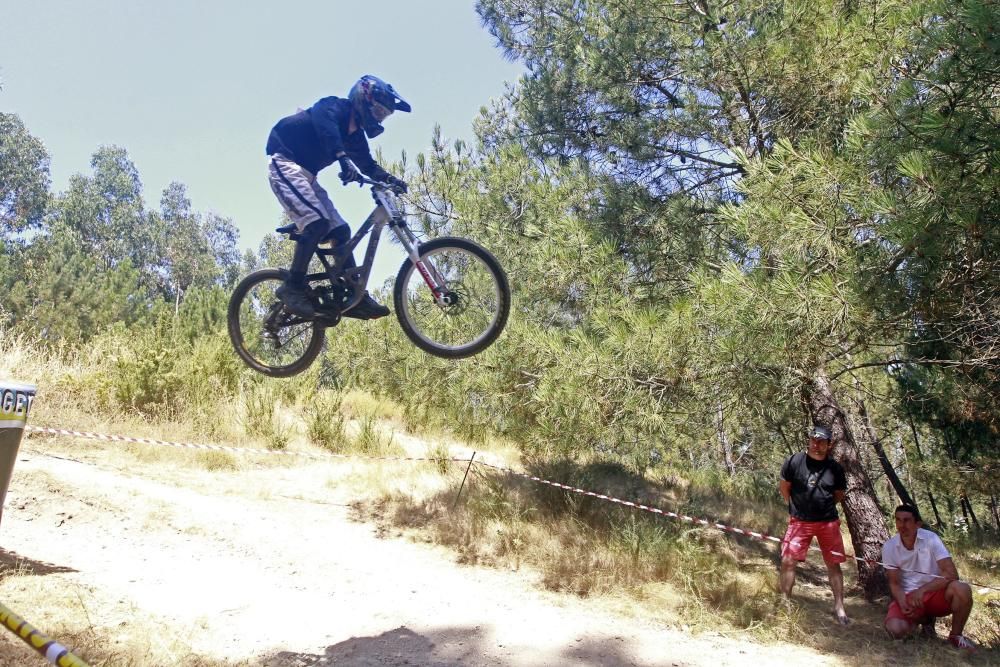 Ángel Suárez firma la bajada perfecta en la exigente bajada de Fragoselo, en Coruxo