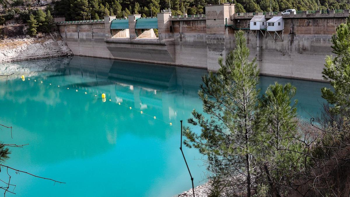 El pantano de Guadalest se encuentra, al igual que el resto de la provincia, bajo mínimos