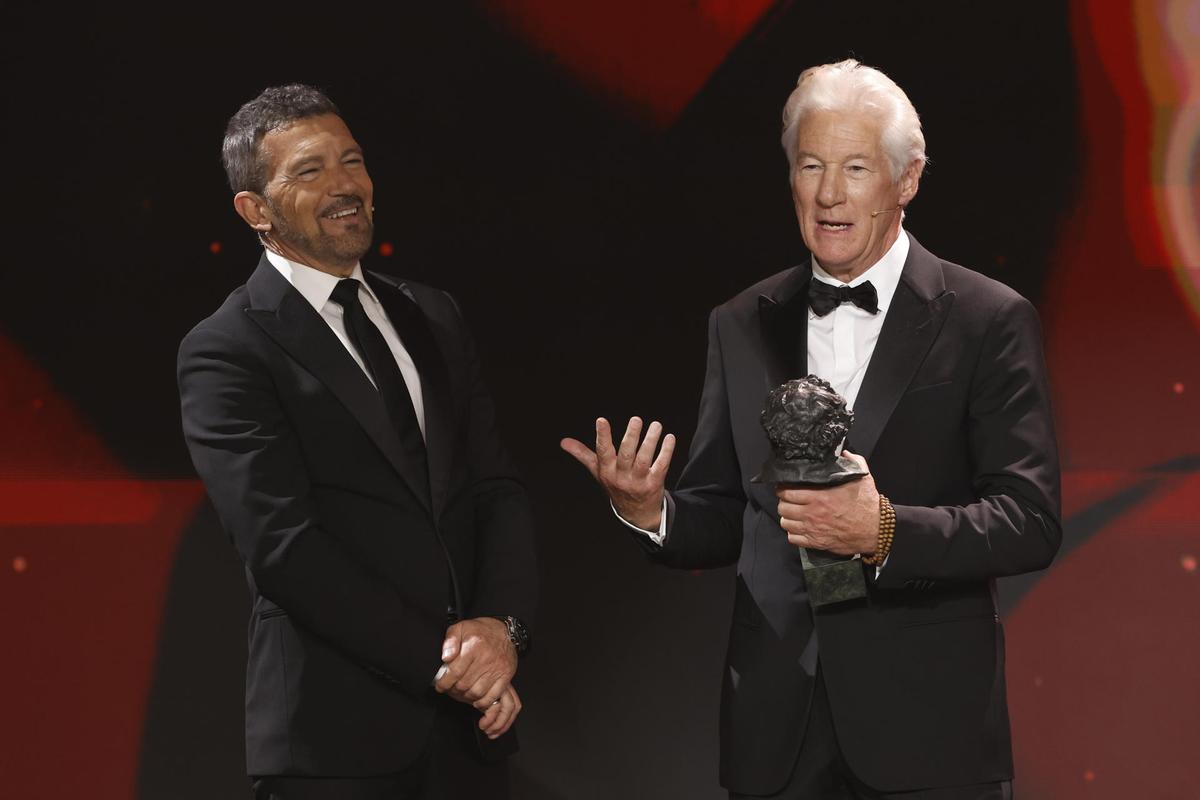 El actor estadounidense Richard Gere (d) recibe el Goya Intarnacional de manos de Antonio Banderas.jpg