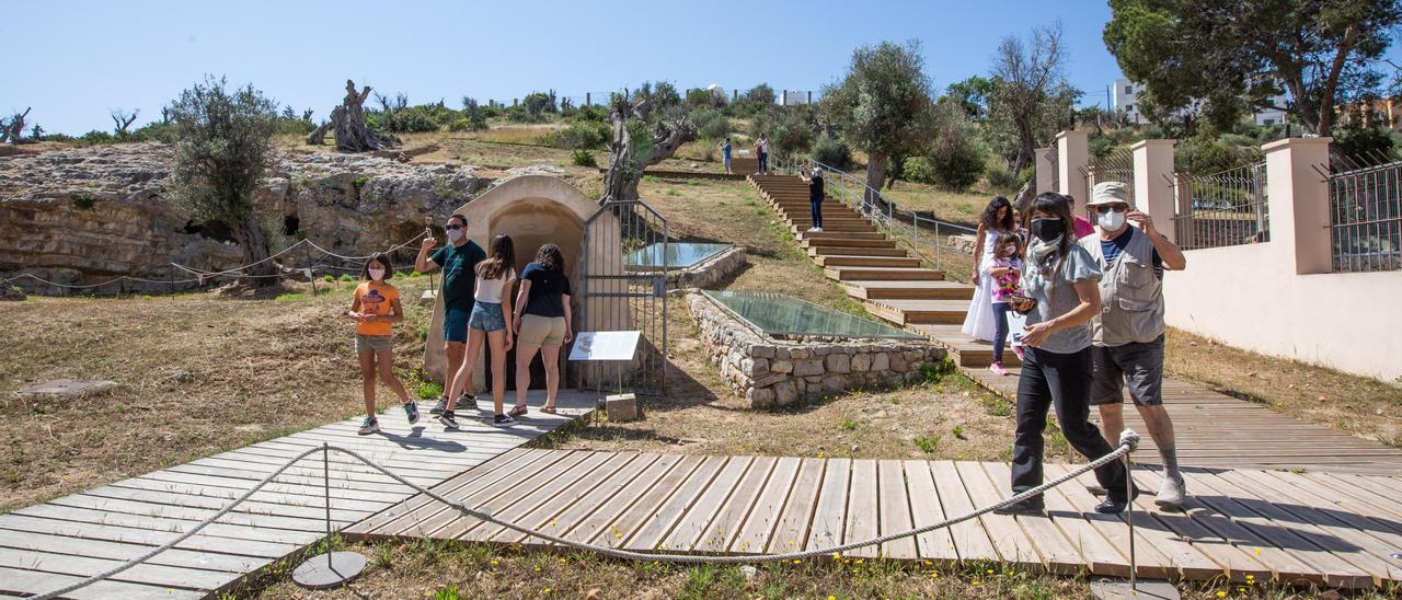 El grup, baixant per la passarel·la de la nova zona de visites de la necròpolis.