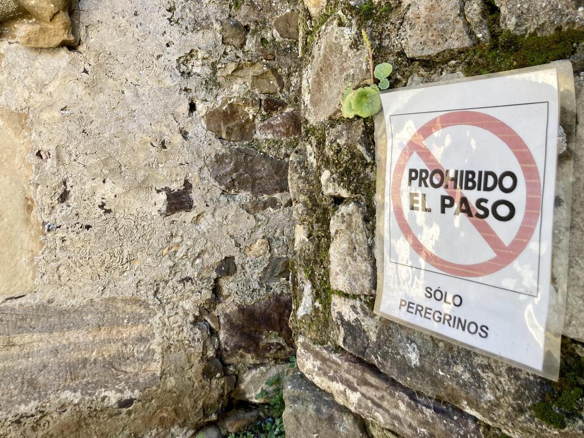 Entrada al albergue de Cornellana