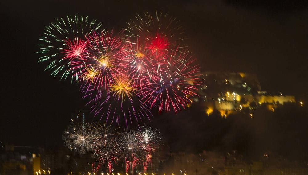 El concurso de fuegos artificiales desde la playa del Cocó llegó anoche a su ecuador con el disparo de la pirotecnia Ferrández, de Redován