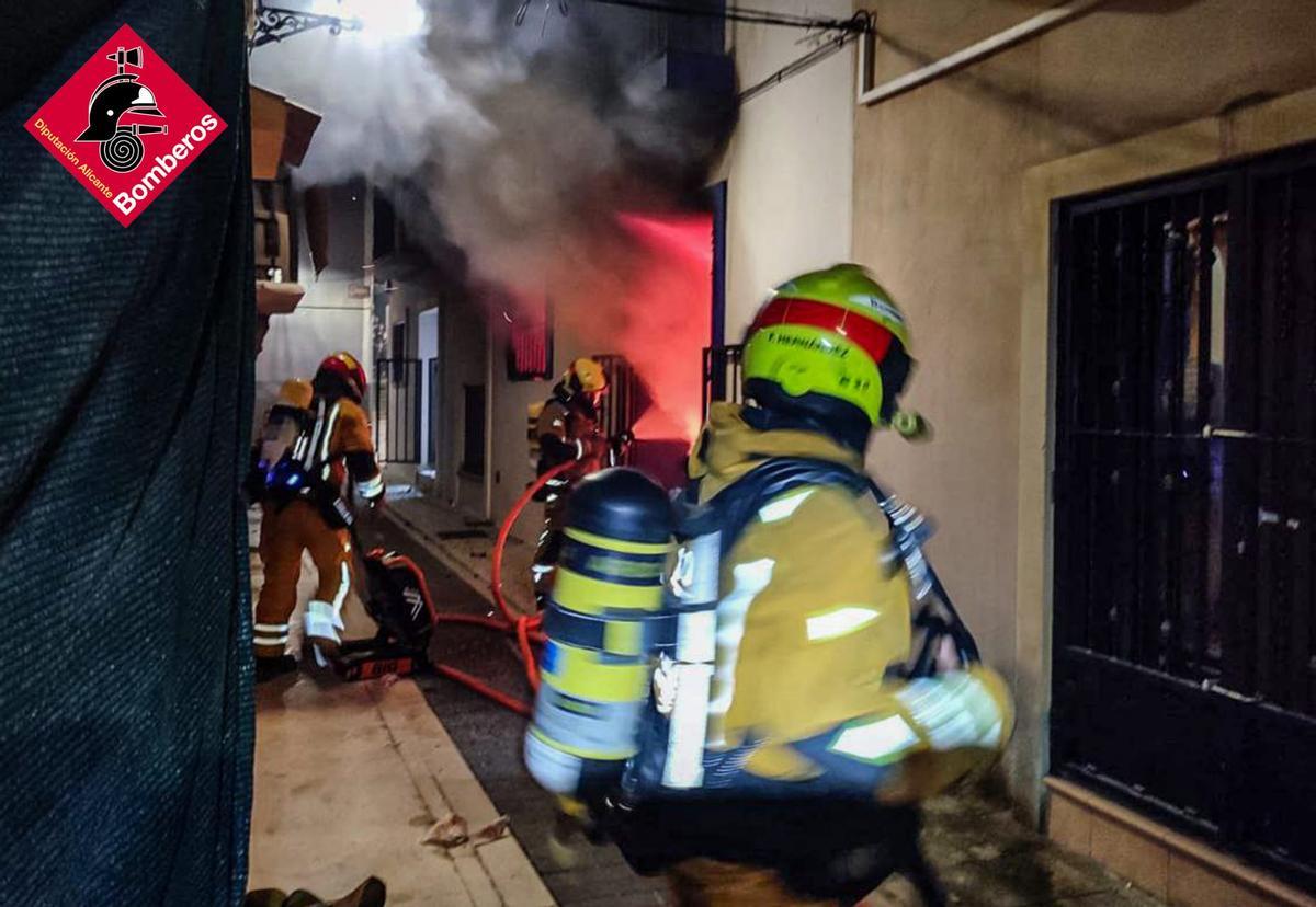 Alarma por un incendio en una casa en el casco antiguo de La Vila Alarma por un incendio en una casa en el casco antiguo de La Vila
