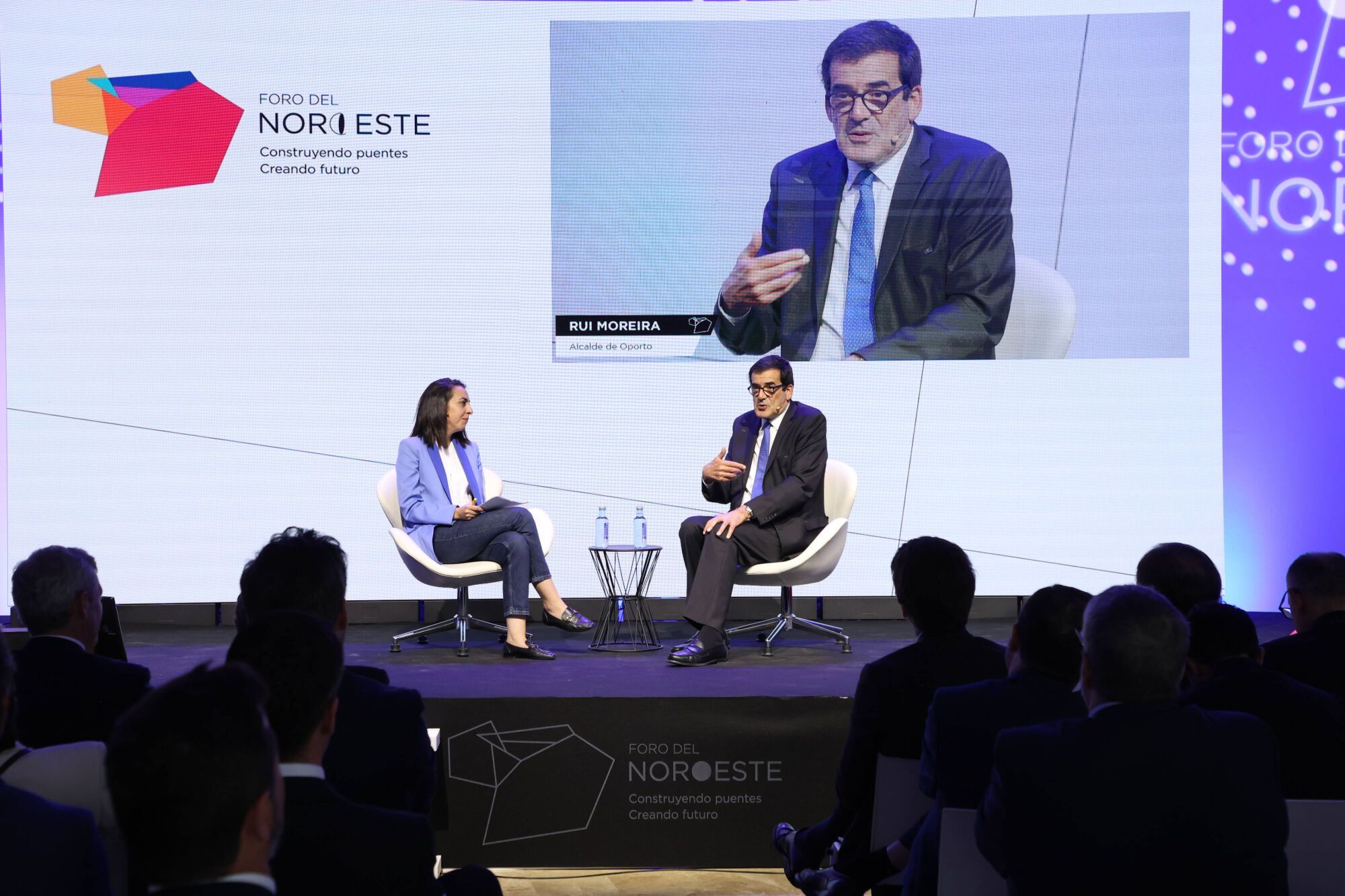 Rui Moreira, alcalde de Porto conversa con Lara Grana, redactora jefa de Faro de Vigo sobre 'Portugal y el Noroeste español: un futuro de alianzas'.