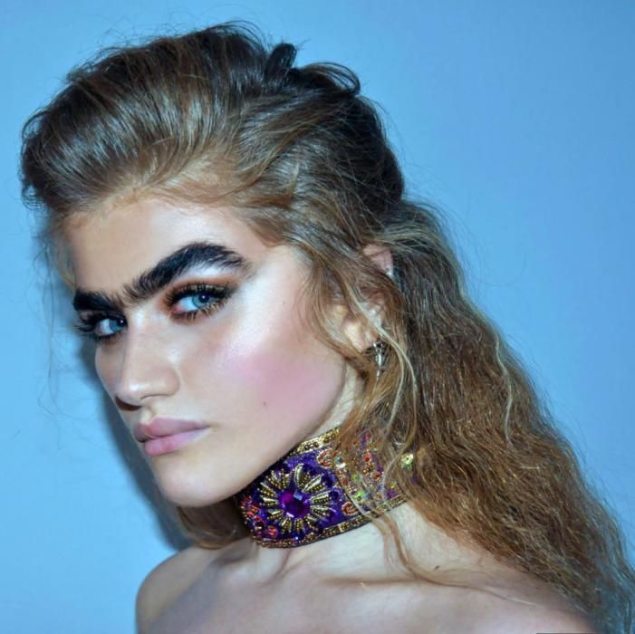 La modelo Sophia Hadjipanteli, impulsora del movimiento #unibrow, quiere cambiar los cánones de la belleza occidental.