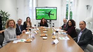 De izquierda a derecha, Rosa Nordfeldt (Air Europa), Javier Arnaldo (Airbus), Irene Larroy (EY), la periodista Atala Martín, David Vallejo (Solarig), Gemma Haro (Enaire) y Ángel luis Martínez (Moeve).