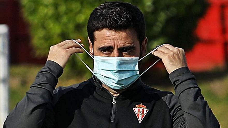 David Gallego se coloca la mascarilla al comienzo del entrenamiento de ayer del Sporting en Mareo. | Juan Plaza