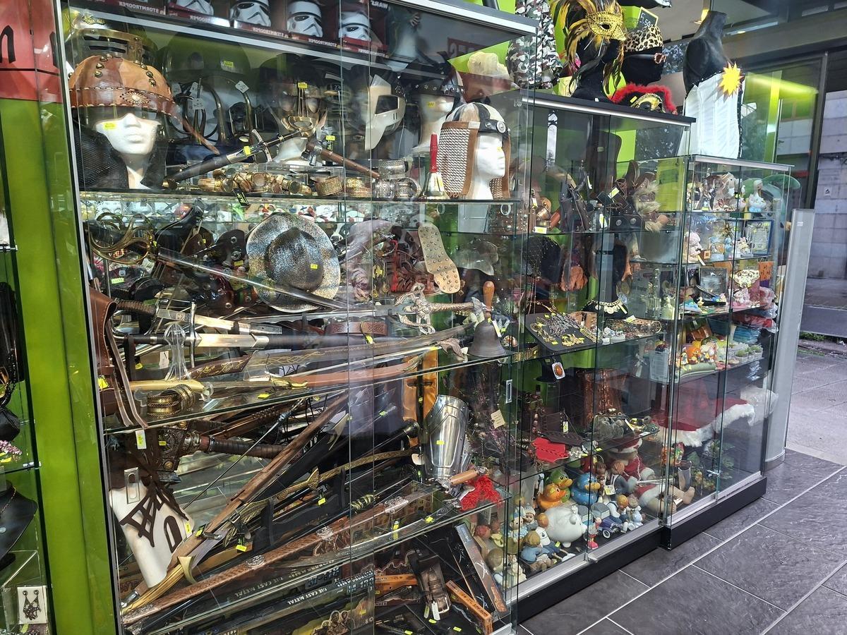 Uno de los expositores de Teular con réplicas de accesorios para disfraces de muy alta calidad