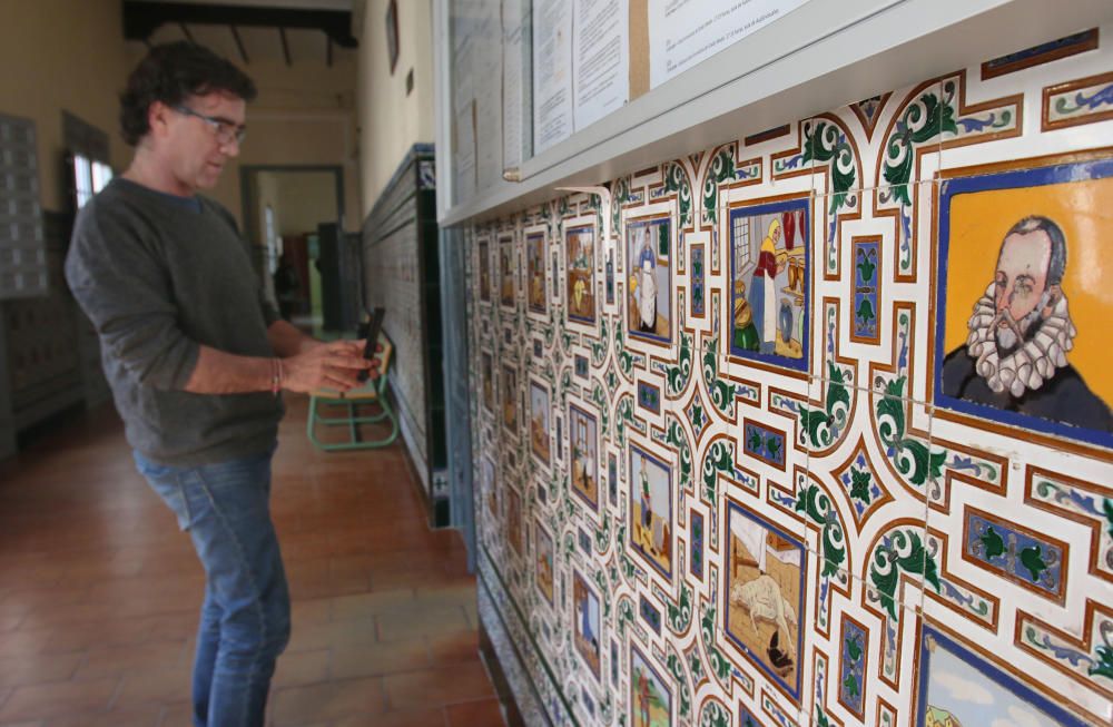 En el Instituto Gaona se encuentra la mayor colección mundial de azulejos sevillanos de la novela de Cervantes, instalados hacia 1933