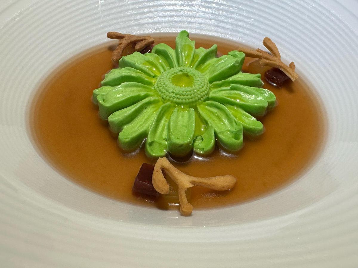 Flor de lechuga con jugo de brevas y pepino