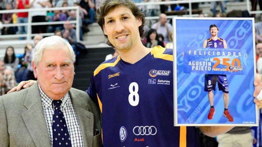 homenaje al capitán. Agustín Prieto -en la imagen, junto al expresidente del Oviedo Baloncesto Jaime Alberti- fue homenajeado por cumplir 250 partidos vistiendo la camiseta del club.