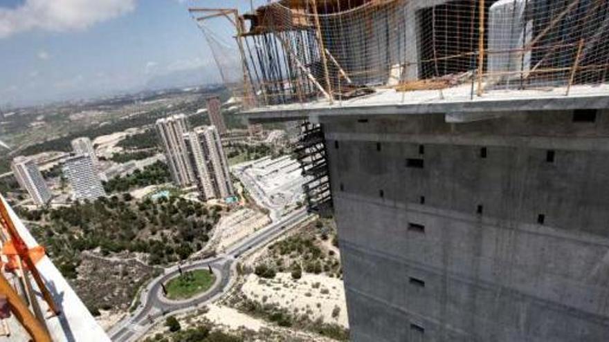 El arquitecto, Pérez-Guerras, a la altura donde se conectarán las dos torres.