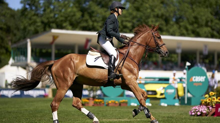 La infanta Elena montando a  caballo.