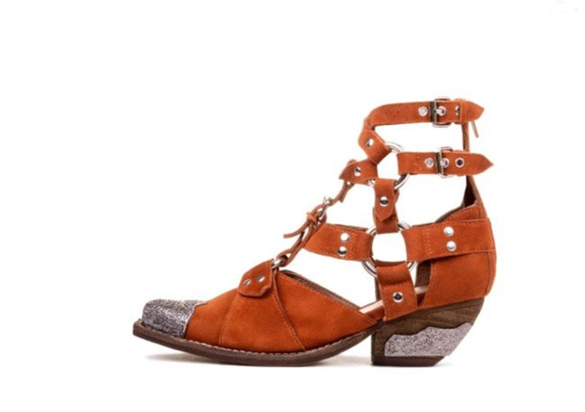 Botines camel con hebillas de Jeffrey Campbell.