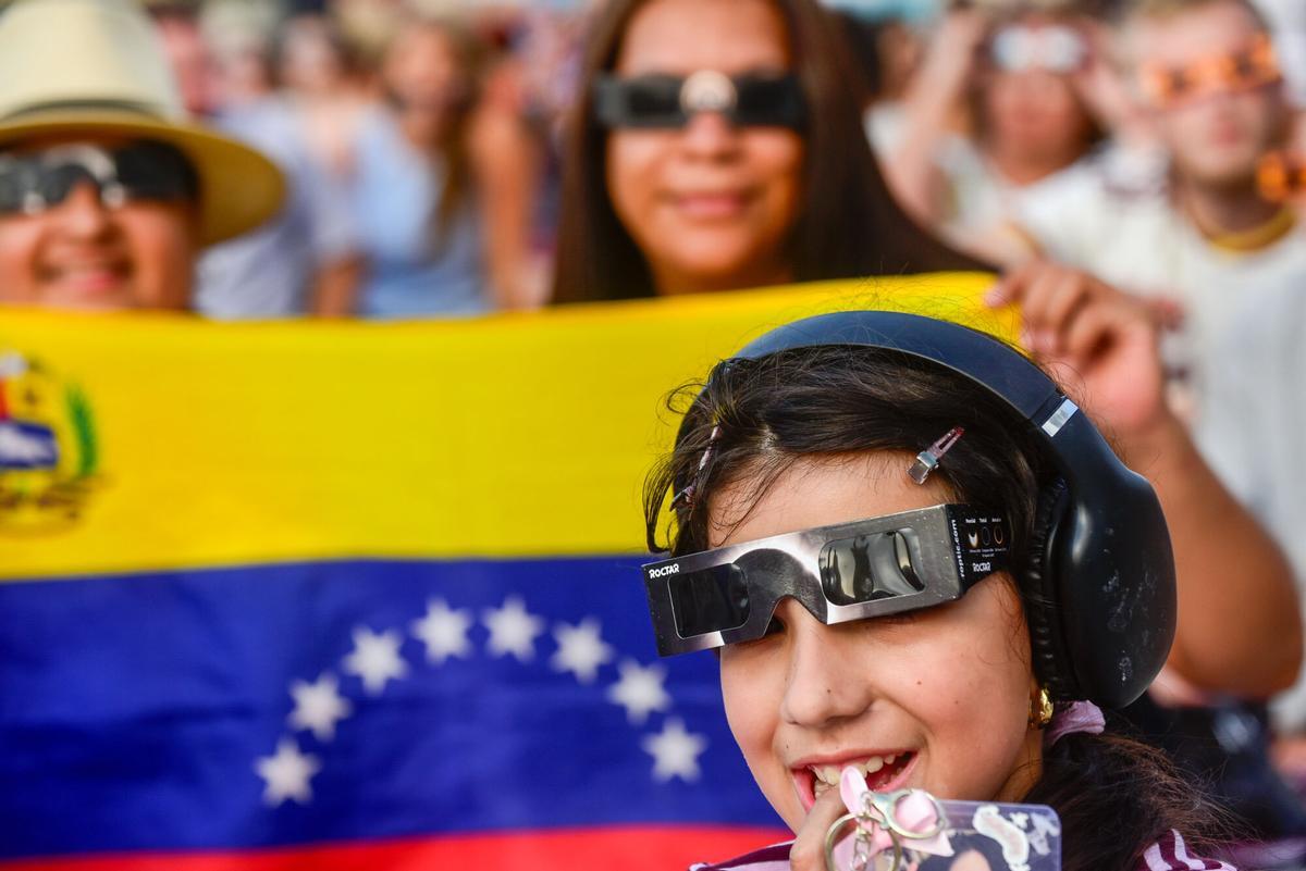 Más de 225.000 personas vivieron el eclipse solar total en las calles de la ciudad Más de 225.000 personas vivieron el eclipse solar total en las calles de la ciudad