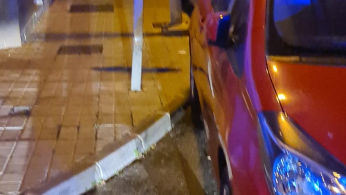 Coche estacionado contra el que chocó la conductora.