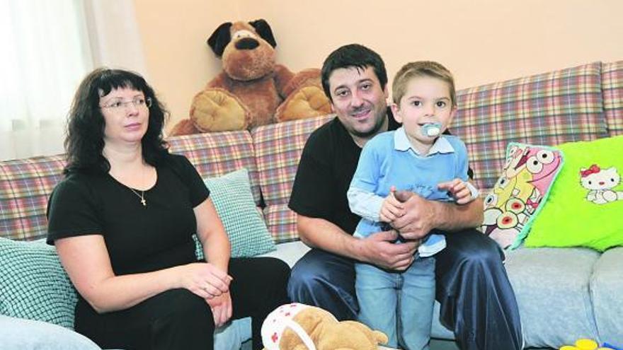 Natalia Obraztsova y David Vázquez, junto a su hijo, Javier Vázquez, en su casa de Ujo.