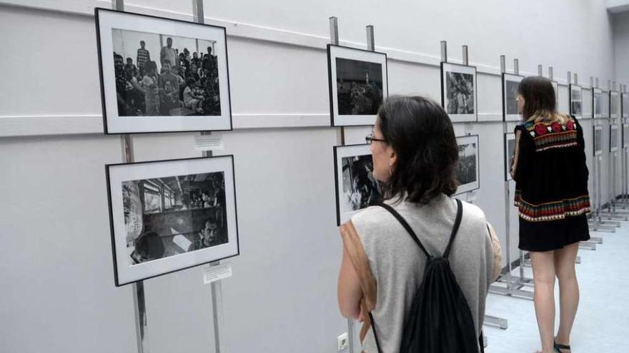 La exposición fotográfica sobre los refugiados que puede verse en el Auditorio de Catoira. // Noé Parga