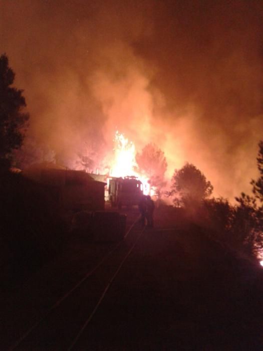 Imagen nocturna del incendio de Bolulla.