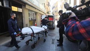 Momento en que se produjo el traslado del cadáver del canónigo al Instituto de Medicina Legal de València.