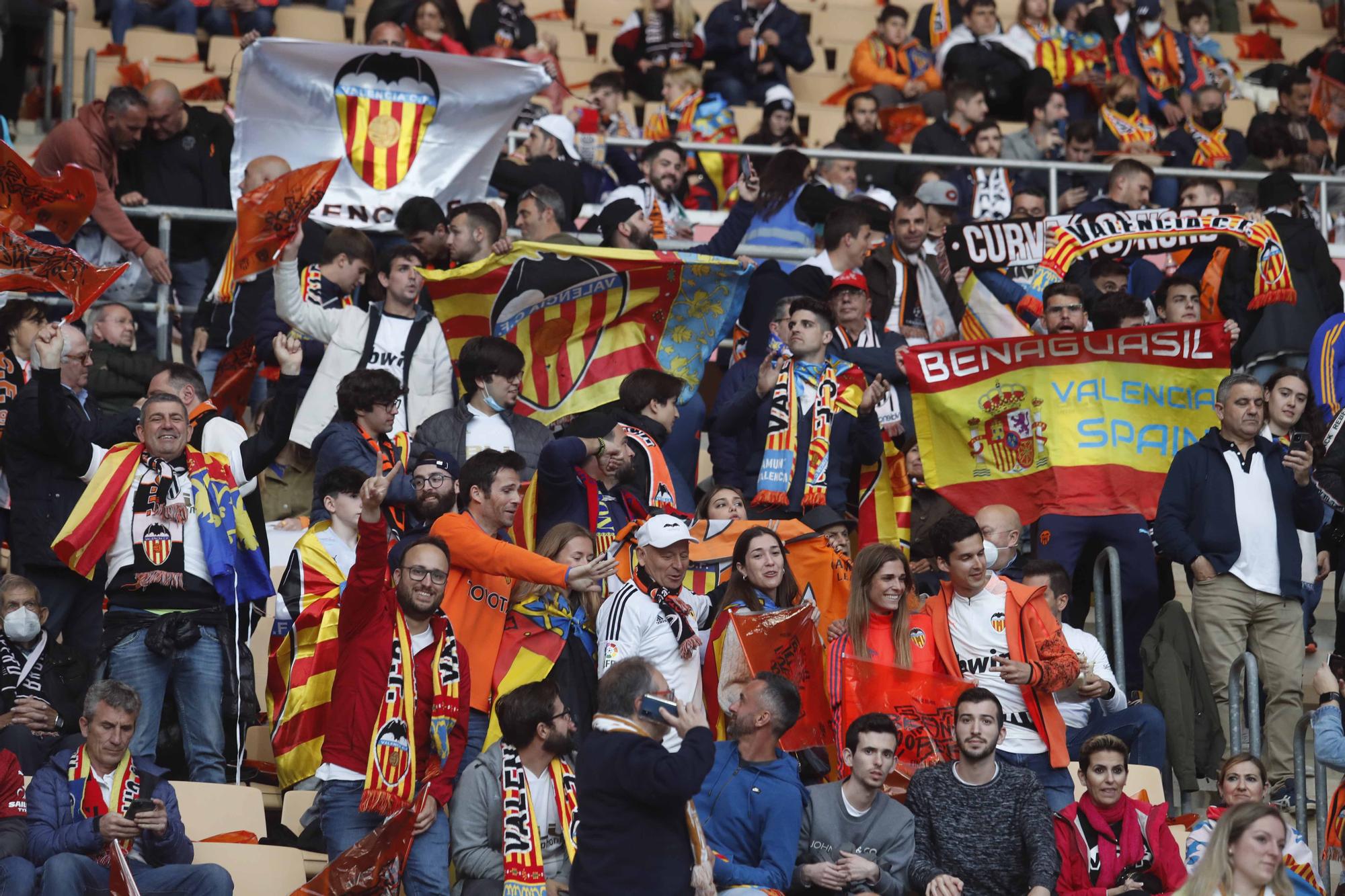 La afición valencianista llena de color el estadio de La cartuja