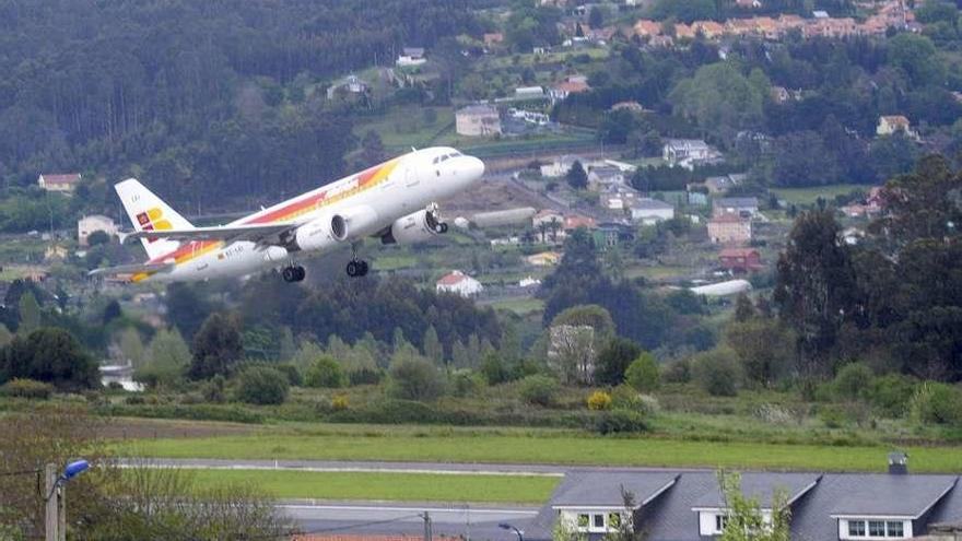 Un avión de Iberia despega del aeropuerto de Alvedro.