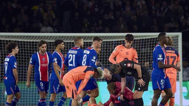 Dani Olmo es lamenta de la lesió que el va obligar a retirar-se a la primera part.