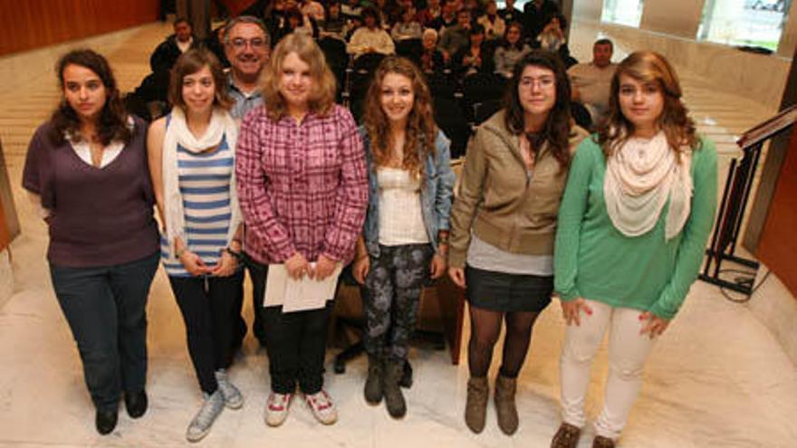 Todas las premiadas, con el conseller Marià Torres en la sala de plenos del Consell.