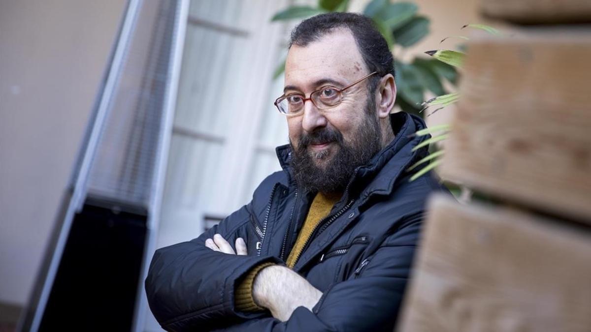 El escrito Hipólito G. Navarro, en la librería Laie.