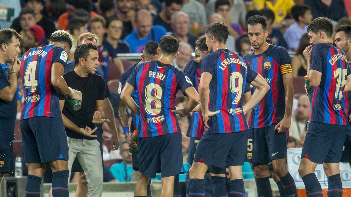   Xavi se dirige a sus jugadores anoche en el Camp Nou