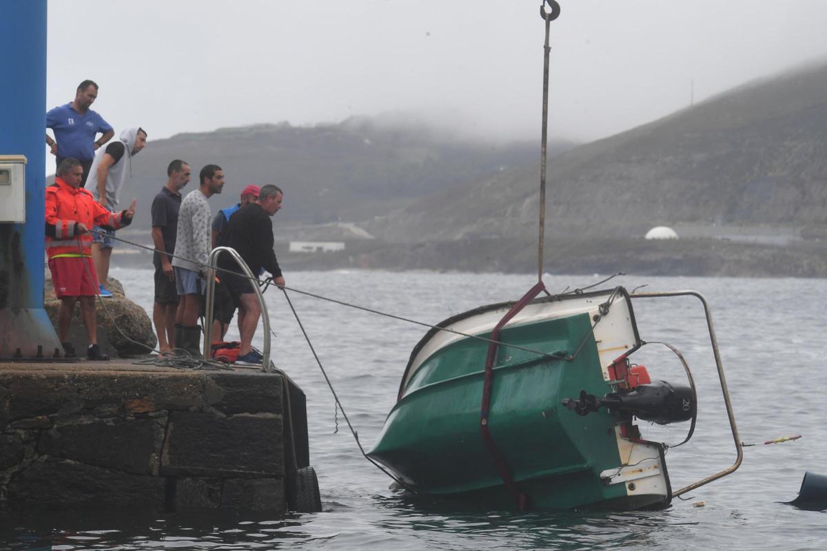 Un fallecido y dos rescatados tras volcar un bote en Suevos